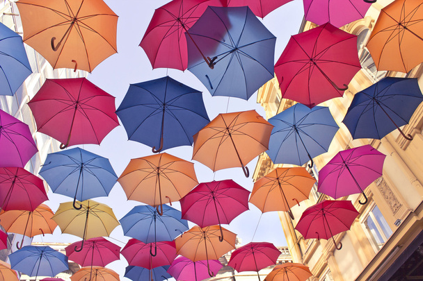Parapluies colorés sur le vieux bâtiment et le ciel
 - Photo, image