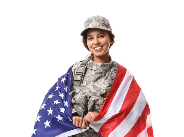 白い背景にアメリカの旗を持つアフリカ系アメリカ人女性兵士 - 写真・画像