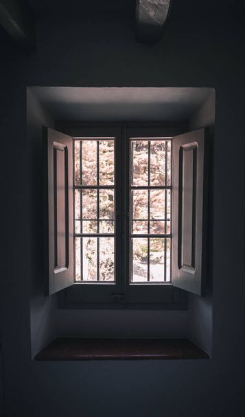 вид на комнату с окнами  - Фото, изображение