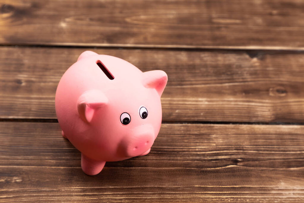 piggy bank and a pink background - Foto, immagini