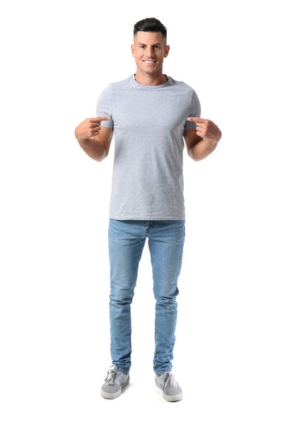 Guapo joven en elegante camiseta aislada en blanco - Foto, imagen