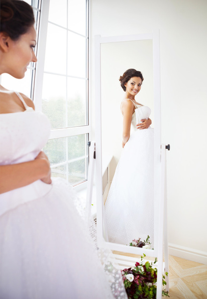 Молода красива наречена, щоб спробувати її плаття
  - Фото, зображення