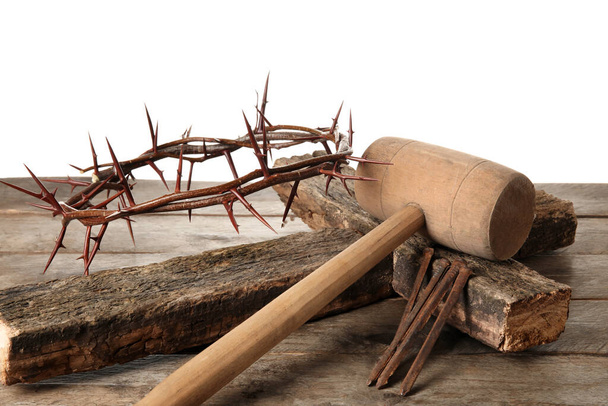 Corona de espinas con cruz de madera, mazo y clavos sobre mesa sobre fondo - Foto, Imagen