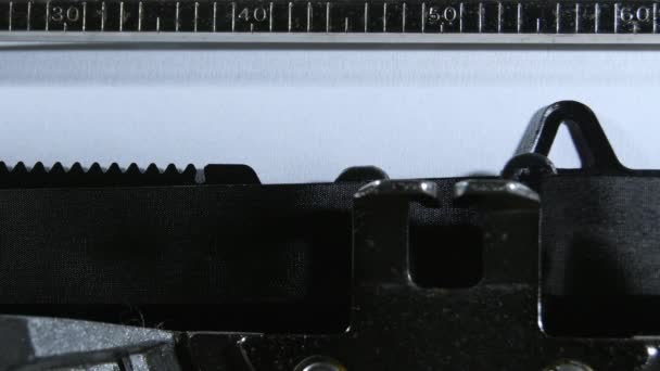Digitação Volte logo com uma velha máquina de escrever manual - Filmagem, Vídeo