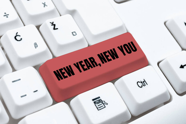 Написание текста "Новый год, новый ты". Предстоящий январский бизнес-подход Изменение личности для лучшего человека Абстракция Представление этичного хакера, ввод творческих заметок и идей - Фото, изображение