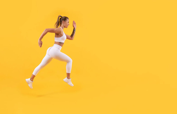 corridore ragazza sportiva in esecuzione con spazio copia su sfondo giallo - Foto, immagini