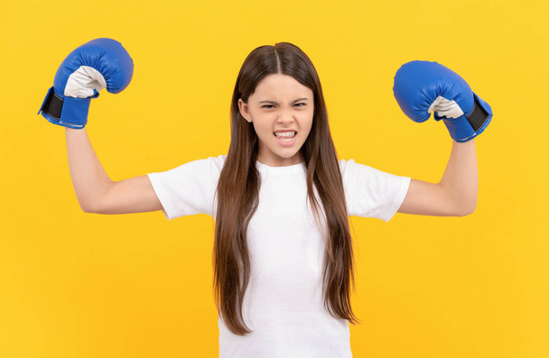 silné dítě v boxerských rukavicích na žlutém pozadí - Fotografie, Obrázek