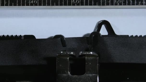 Eingabe von FRAGEN mit einer alten manuellen Schreibmaschine - Filmmaterial, Video