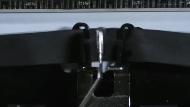 Egy régi kézi írógéppel a gépelés elfogadott - Felvétel, videó