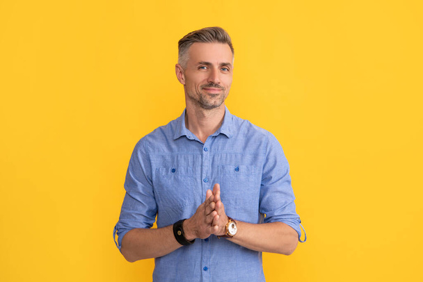 glimlachende man met horloge op gele achtergrond, mode-accessoire - Foto, afbeelding