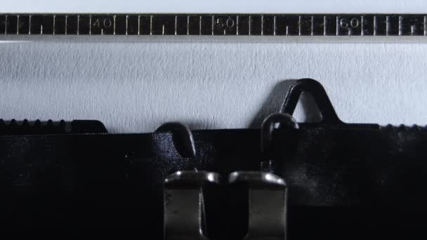Pisanie RETRO za pomocą starej ręcznej maszyny do pisania - Materiał filmowy, wideo