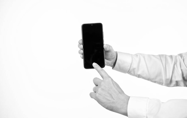 hand van de man die het telefoonscherm presenteert. wijzende vinger op smartphone scree geïsoleerd op wit - Foto, afbeelding