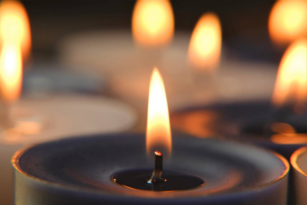  Κερί φλόγα. Λευκό και μπλε κεριά που καίγονται. Zen και χαλάρωση.Μαγεία και εσωτερική. - Φωτογραφία, εικόνα
