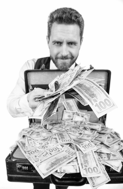 lächelnder Mann hält Café mit Geld isoliert auf weißem Hintergrund, Investition - Foto, Bild