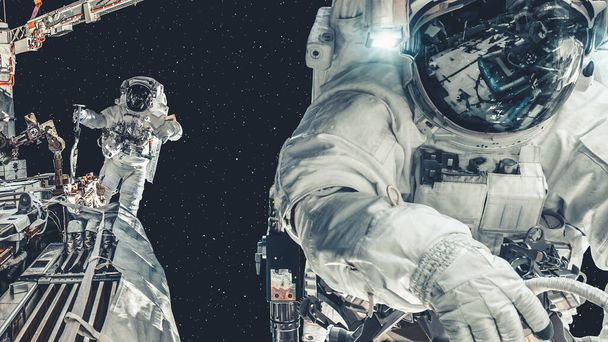 astronaut ruimtevaarder doen ruimtewandeling tijdens het werken voor ruimtevaart missie - Foto, afbeelding