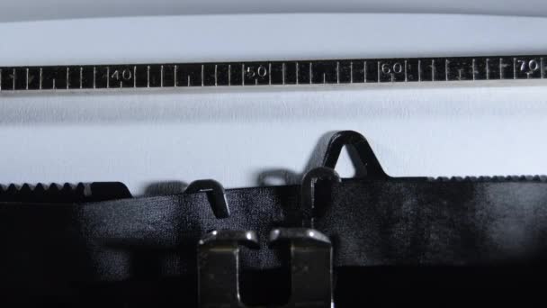 Πληκτρολογώντας τη λέξη Μήνυμα με μια παλιά χειροκίνητη γραφομηχανή - Πλάνα, βίντεο