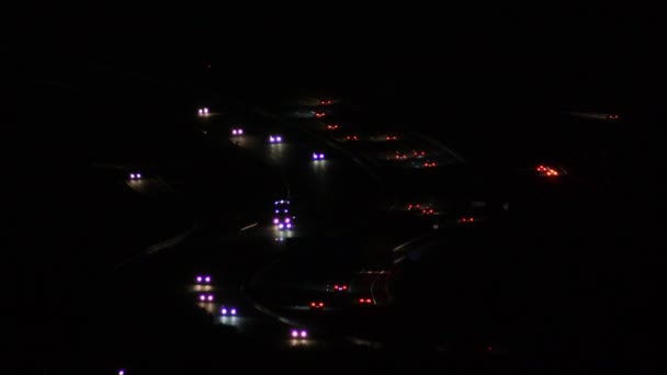 Samochody jadące w nocy - Materiał filmowy, wideo