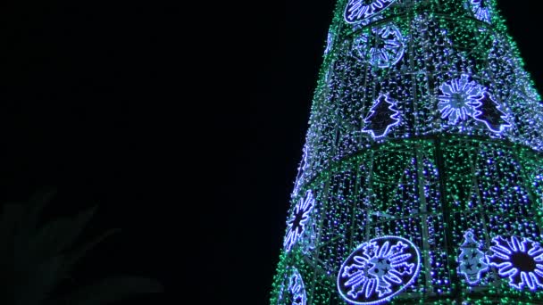 Iluminación de luces en un árbol de navidad artificial - Metraje, vídeo