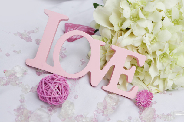 slovo láska a dekorace detaily přes bílý, svatební výzdoba - Fotografie, Obrázek