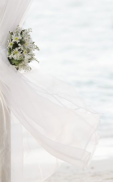 čerstvé bílé květy jako svatební dekorace na pláži izolované nad - Fotografie, Obrázek