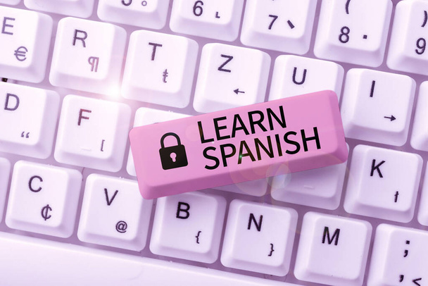 İspanyolca Öğren 'i gösteren metin işareti. İspanya 'nın ulusal dilini öğrenme ve yazma, yeni programlama rehberi oluşturma, kaynak kodları yazma ve yazma konsepti - Fotoğraf, Görsel