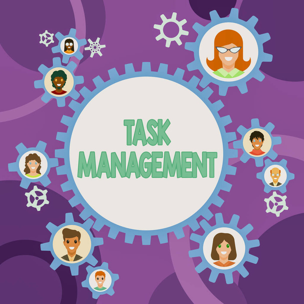 Τίτλος κειμένου που παρουσιάζει Task Management. Εννοιολογική φωτογραφία η διαδικασία της διαχείρισης μιας εργασίας μέσα από τον κύκλο ζωής του Συνάδελφοι Παρουσιάζονται Μέσα Cogwheels Εμφάνιση Ορισμός της ομαδικότητας - Φωτογραφία, εικόνα