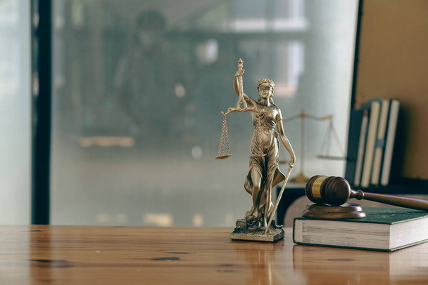 diosa de la injusticia y martillo juez martillo símbolo concepto escala de la ley de justicia - Foto, Imagen