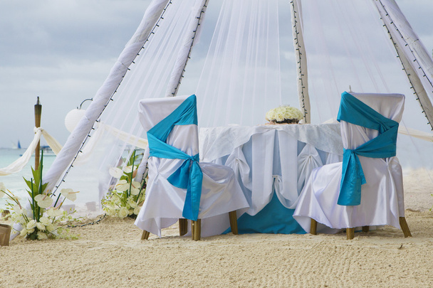 häät kaari, koristeltu pöytä ja perustaa rannalla
 - Valokuva, kuva