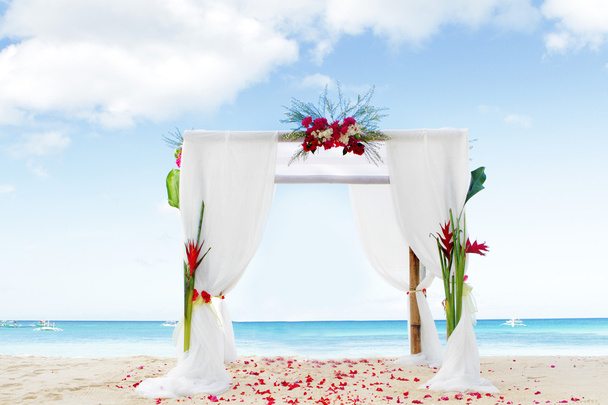 arco de boda y montado en la playa
 - Foto, Imagen