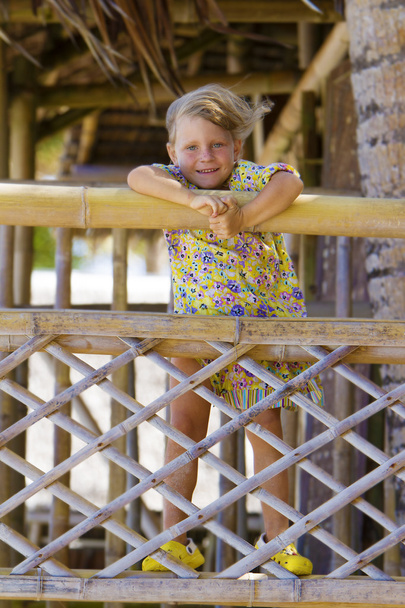 молодая счастливая улыбающаяся девочка наслаждается летним открытым портретом
 - Фото, изображение