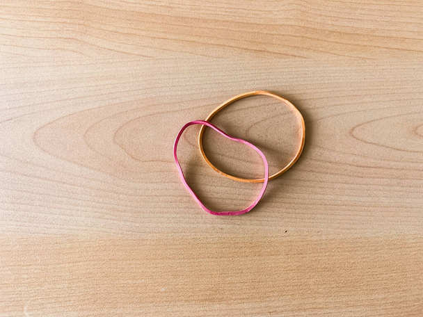 duas faixas de borracha em um fundo de mesa de madeira - Foto, Imagem