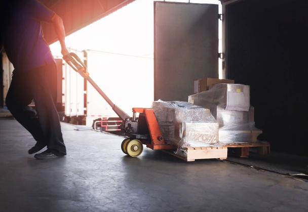 Trabalhadores descarregando caixas de embalagem na pálete no recipiente de carga. Entrega de caminhões expedição. Caminhões Carregando no Dock Warehouse. Cadeia de suprimentos. Armazém Transporte e Logística. - Foto, Imagem