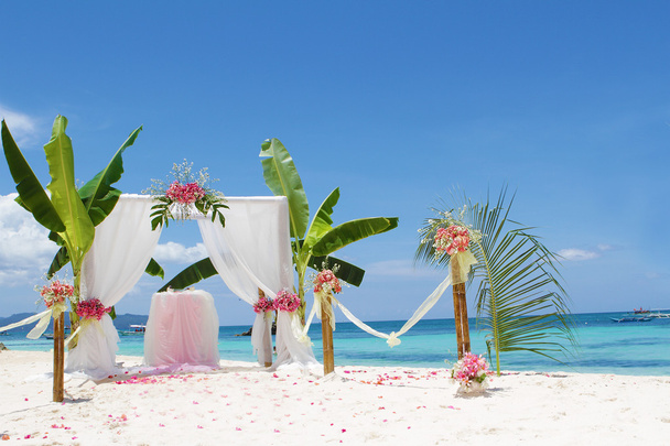 arco de casamento - tenda - decorado com flores na praia, tropical
  - Foto, Imagem