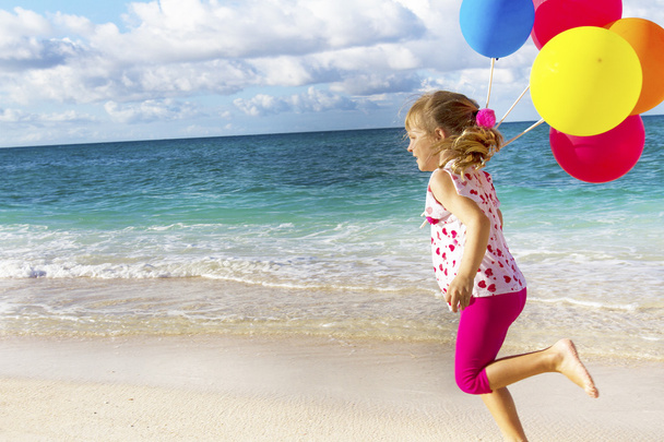 se で砂浜に実行されている幸せな少女の屋外のポートレート - 写真・画像
