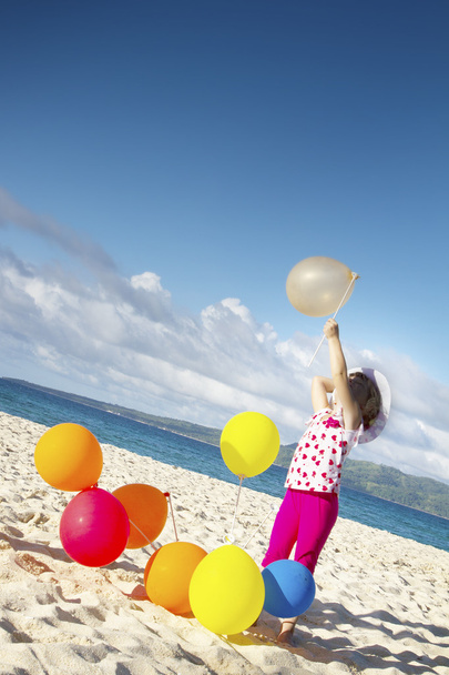 fiatal, boldog lány a háttérben tenger homokos strand szabadtéri portréja - Fotó, kép