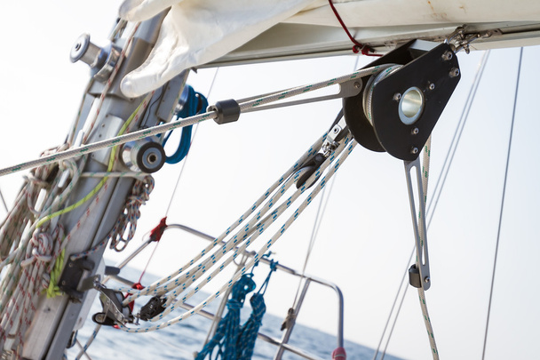 cabrestante con cuerda en la cubierta del yate de mar
 - Foto, imagen