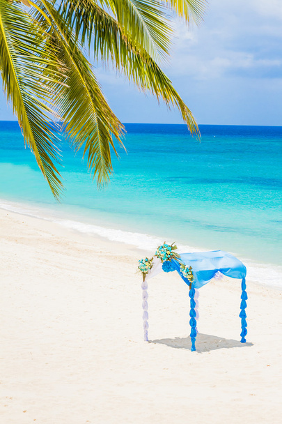 свадебная арка украшена цветами на тропическом песчаном пляже, outd
 - Фото, изображение