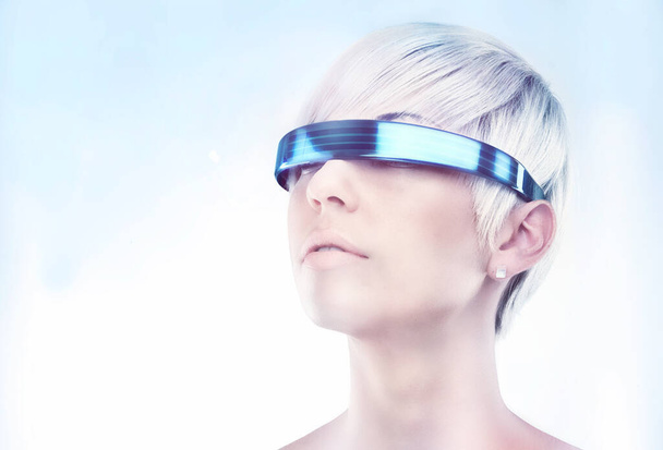 Zukunftsvisionen. Ein futuristischer Blick auf eine junge Frau mit Brille. - Foto, Bild