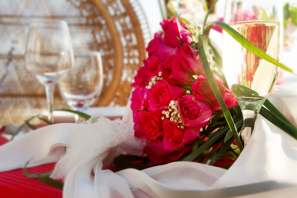 bruids boeket en bruiloft diner tabel - Foto, afbeelding
