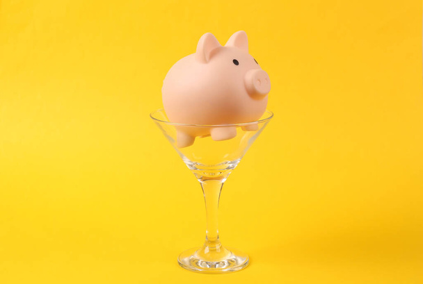 Possu pankki cocktail lasi keltaisella pohjalla. Luova idea. Minimaaliset juhlat. Konsepti taide, ulkoasu - Valokuva, kuva