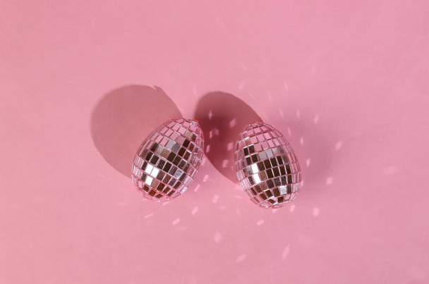 Disco koule, zrcadlo vejce na růžovém pozadí - Fotografie, Obrázek