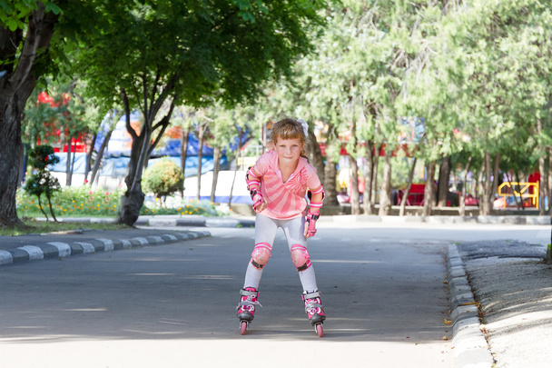niedlich glücklich Kind Mädchen Rollschuhlaufen auf natürlichem Hintergrund - Foto, Bild