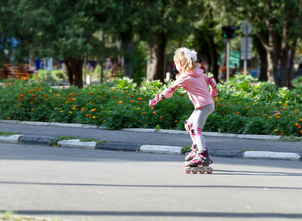 幸せな子女の子ローラー スケート - 写真・画像