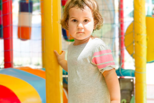 niedliches glückliches Kind Mädchen auf dem Spielplatz - Foto, Bild