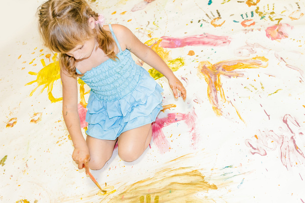 cute young child girl painting over white - Фото, изображение