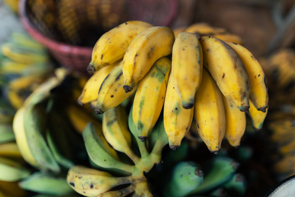 Banana in mano al venditore per la lavorazione - Foto, immagini