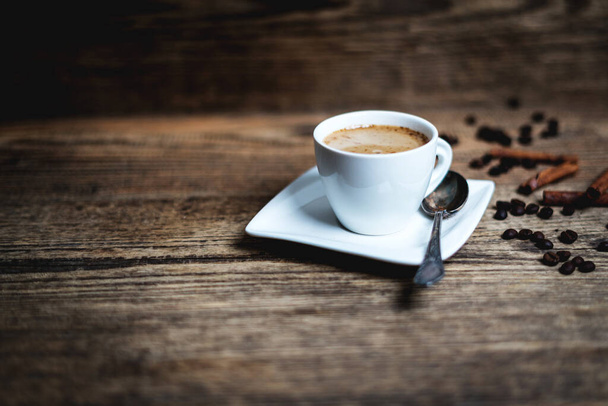 Чашка белого фарфора кофе на деревянном фоне - Фото, изображение