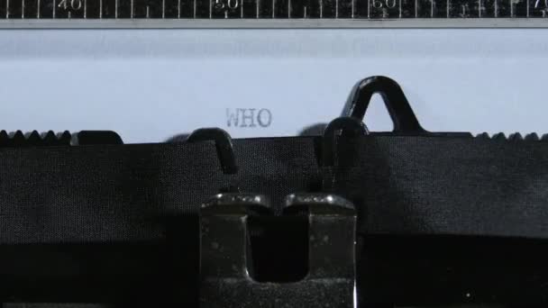 Tippen WER SIND SIE? mit einer alten manuellen Schreibmaschine - Filmmaterial, Video