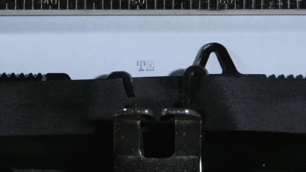 Tippen von TELL SYOUR STORY mit einer alten manuellen Schreibmaschine - Filmmaterial, Video