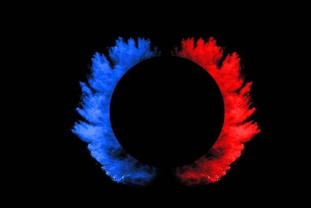 Explosión de polvo de color azul y rojo sobre fondo negro. Nube de colores. El polvo colorido explota. Pintura Holi. - Foto, imagen